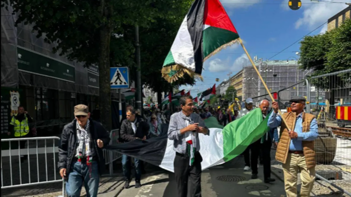 Palestinademonstranterna Sabri Hajir, Ousama Abdulhalim och Khaled Sadi som kartlagts av Doku. De tre männen kopplas till bland annat Hizbollah. Foto: Skärmdump via Facebook