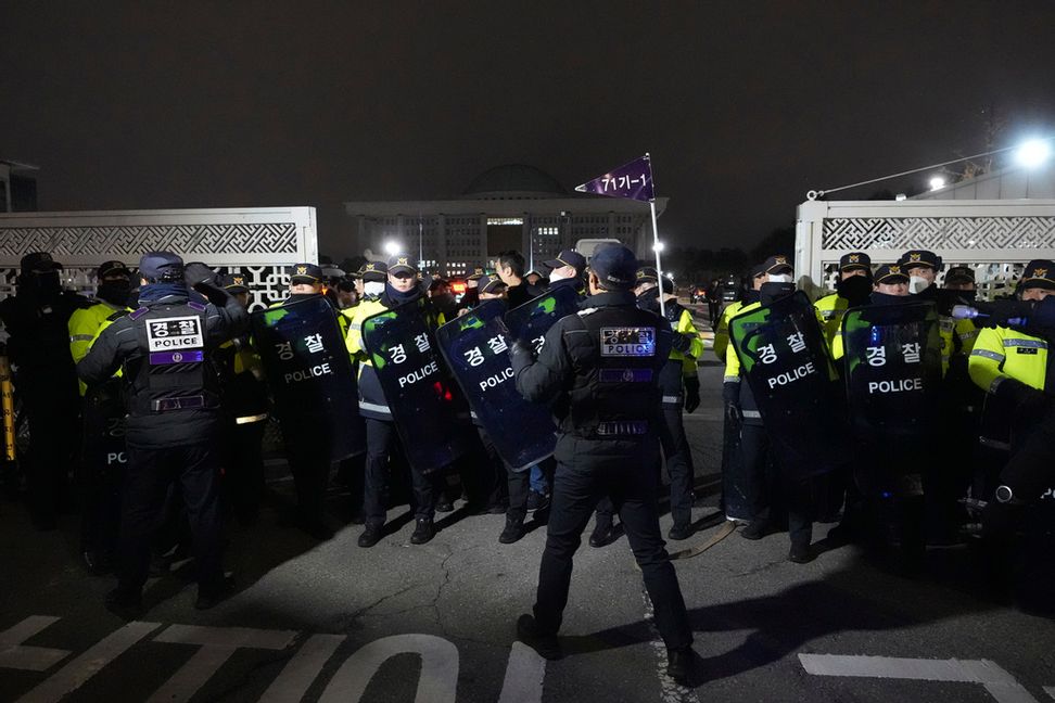 Poliser blockerar parlamentet i Seoul, Sydkorea. Lee Jin-man/AP/TT