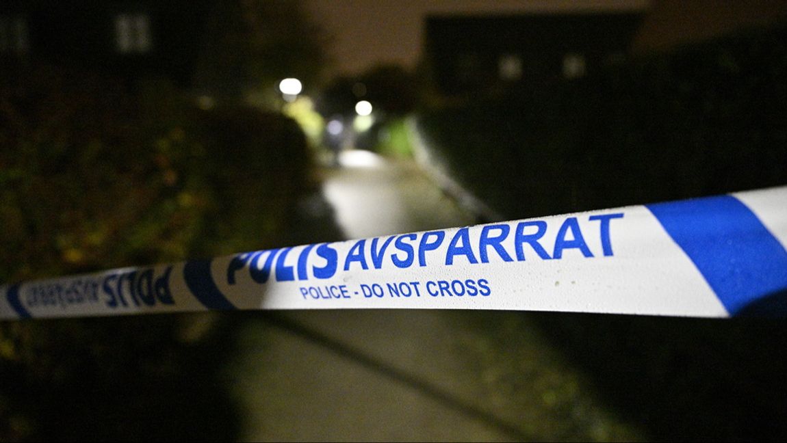 Någon har skjutit mot en lägenhetsdörr i Hallunda söder om Stockholm. Arkivbild. Foto: Johan Nilsson/TT