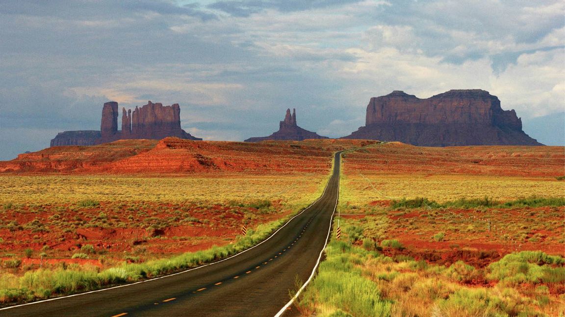 Väg 163 genom Monument Valley i nordligaste delen av navajoreservatet. Foto: Lars Strandberg.