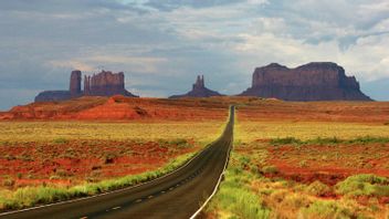 Väg 163 genom Monument Valley i nordligaste delen av navajoreservatet. Foto: Lars Strandberg.