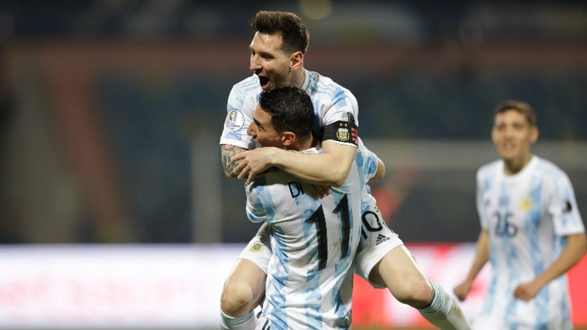 Argentinas Lionel Messi firar sitt tredje mål med lagkamraten Angel Di Maria. Foto: Andre Penner/AP Photo.