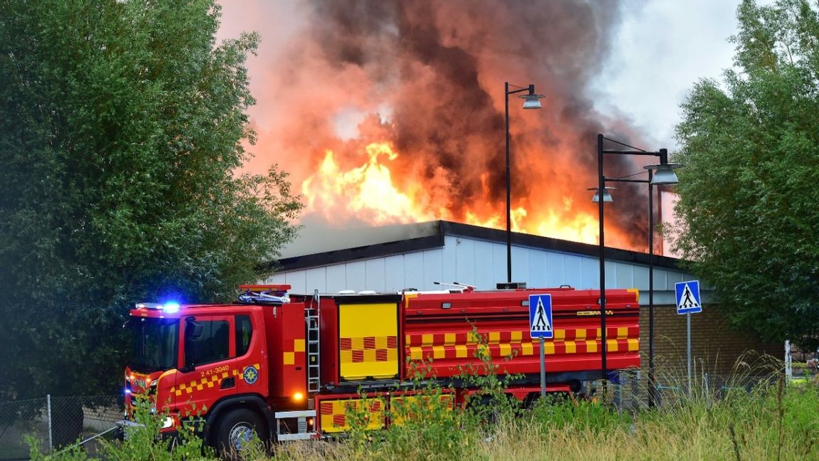 Två pojkar döms för grov allmänfarlig vårdslöshet efter att en skola i Nyköping totalförstördes i en brand i fjol. Foto: Pontus Stenberg/TT 