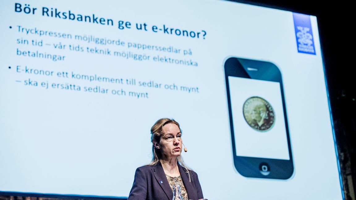 Vice riksbankschef Cecilia Skingsley föreläser om en möjlig framtida e-krona år 2016. E-kronaprojektet startade 2017, men ännu är inte en svensk digital valuta klar. Bahamas lanserade sin digitala valuta ”sand dollar” i oktober förra året och i Kina pågår för tillfället försök med en digital valuta. Foto: Lars Pehrson/SvD/TT.