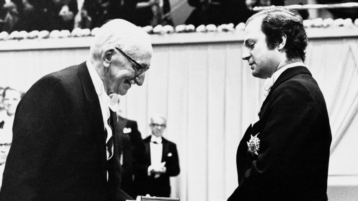 Friedrich von Hayek mottar Nobelpriset 1974. Foto: TT