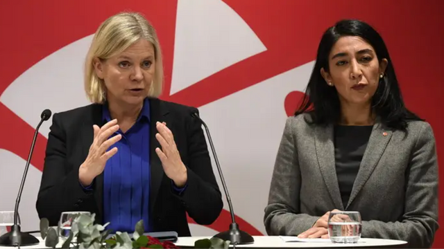 Socialdemokraternas partiledare Magdalena Andersson och kulturpolitiske talesperson Lawen Redar anser att regeringens lagrådsremiss strider mot traditionen att komma överens över blockgränsen i frågor om public service. Foto: Jakob Åkersten Brodén/TT