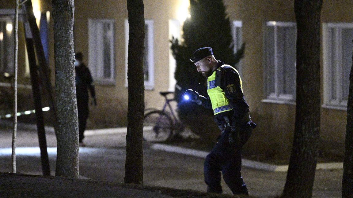 Polis på plats i Vårby i Huddinge. Foto: Anders Wiklund/TT 