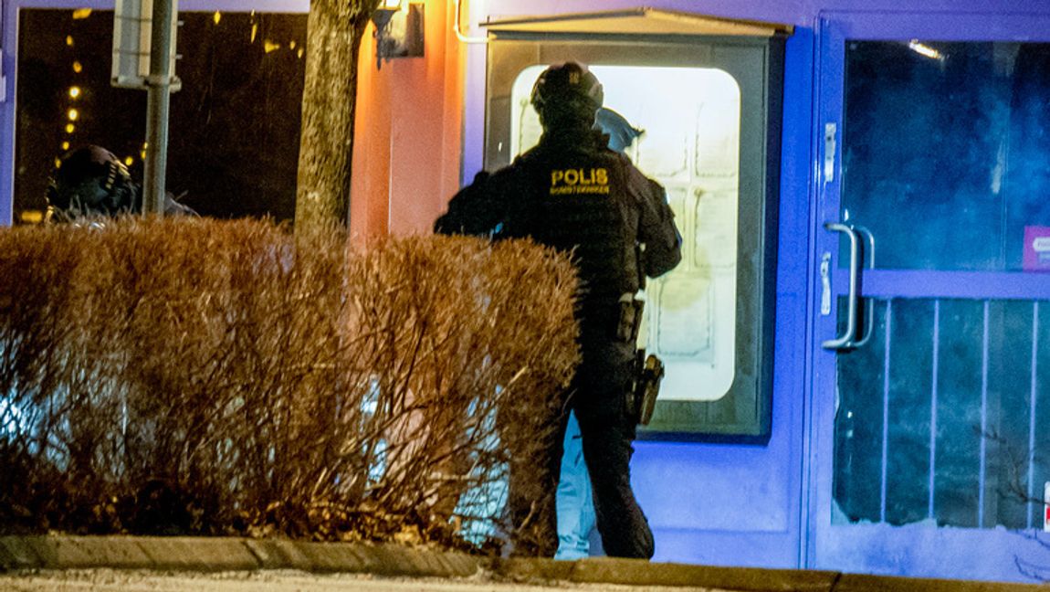 Polis på plats efter larm om en explosion vid ett torg i Nacka vid 23-tiden på söndagskvällen. Roger Vikström/T