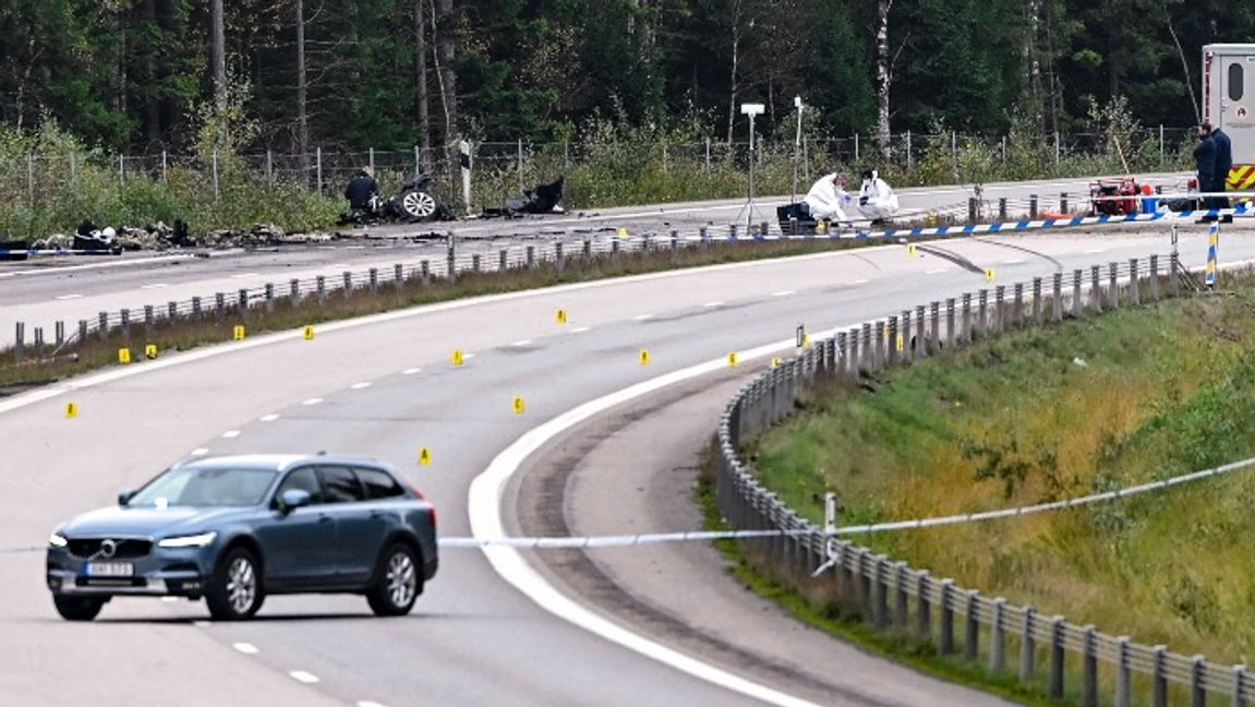 Polisen arbetar på olycksplatsen där konstnären Lars Vilks och två poliser omkom. Foto: Johan Nilsson/TT