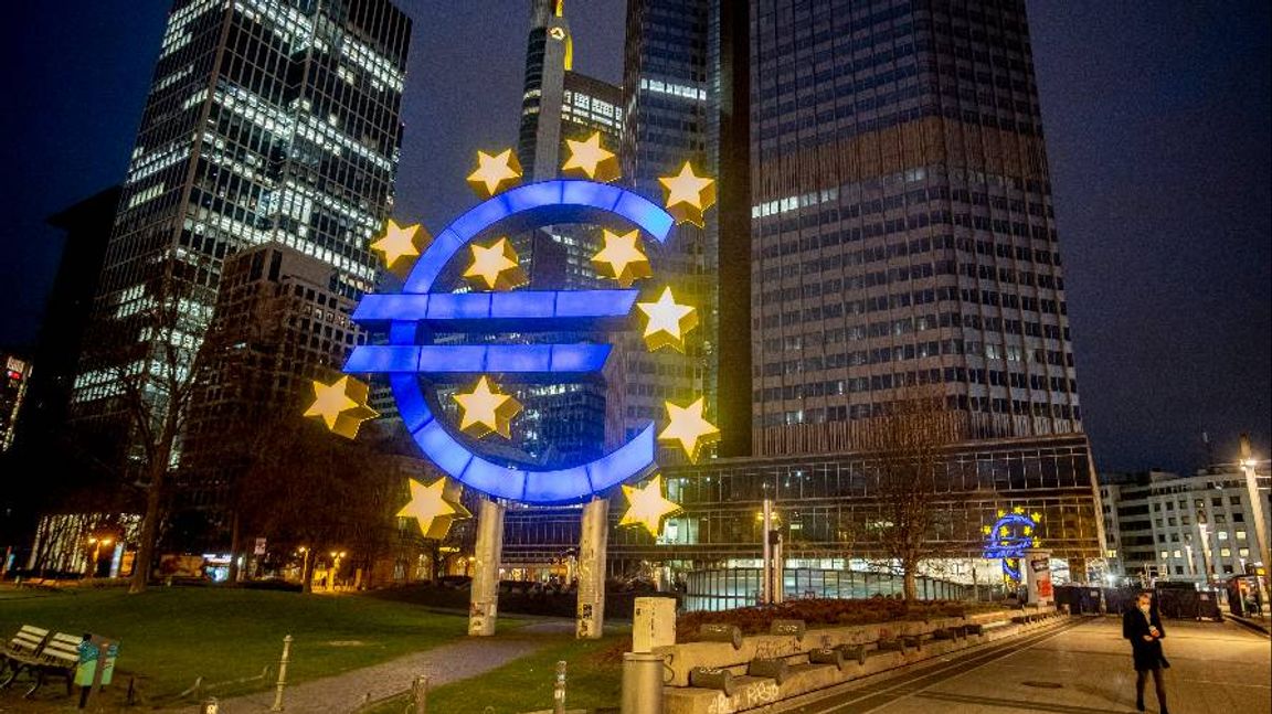 Arkivbild. Euro statyn i Frankfurt, Tyskland. Foto: Michael Probst/AP Photo/TT