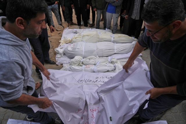 På bilden förbereds kvinnor, män och barn för begravning i Gaza stad. Foto: Jehad Alshrafi/AP/TT