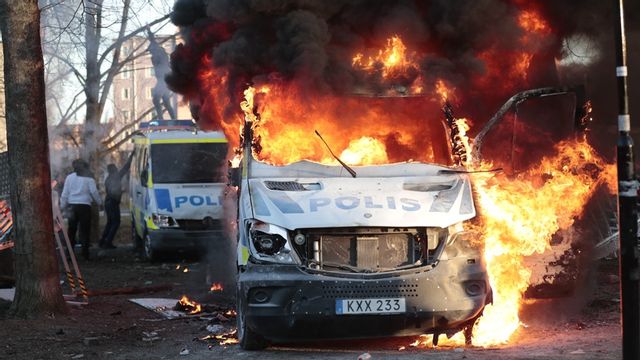 Motdemonstranter satte eld på en polisbuss i Sveaparken i Örebro under påsken 2022. Arkivbild. Foto: Kicki Nilsson/TT