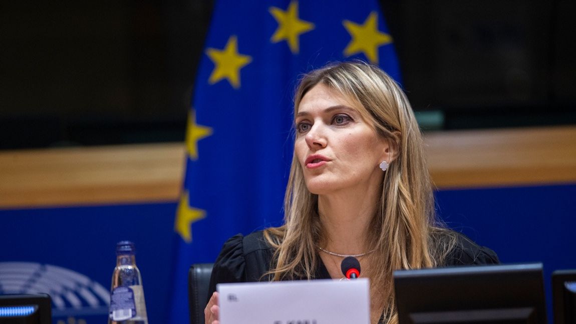 Eva Kaili var vice talman i Europaparlamentet när hon greps för mutbrott. Kassar med kontanter fördes bort. Foto: AP/TT