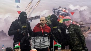 Den muslimska terrororganisationen Hamas släppte tidigare i år israelisk gisslan i perversa ceremonier där gisslan visades upp för jublande palestinier. Foto: AP