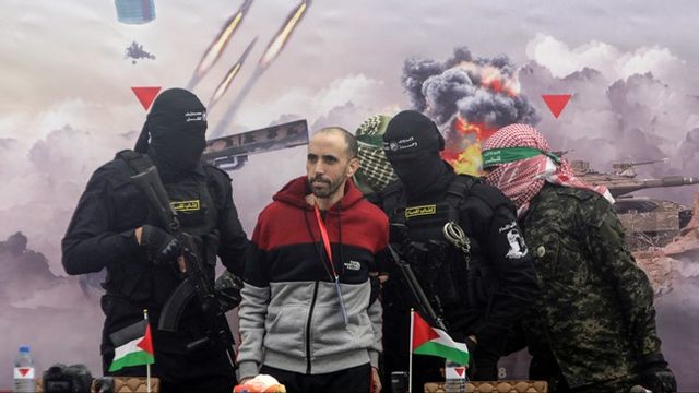 Den muslimska terrororganisationen Hamas släppte tidigare i år israelisk gisslan i perversa ceremonier där gisslan visades upp för jublande palestinier. Foto: AP
