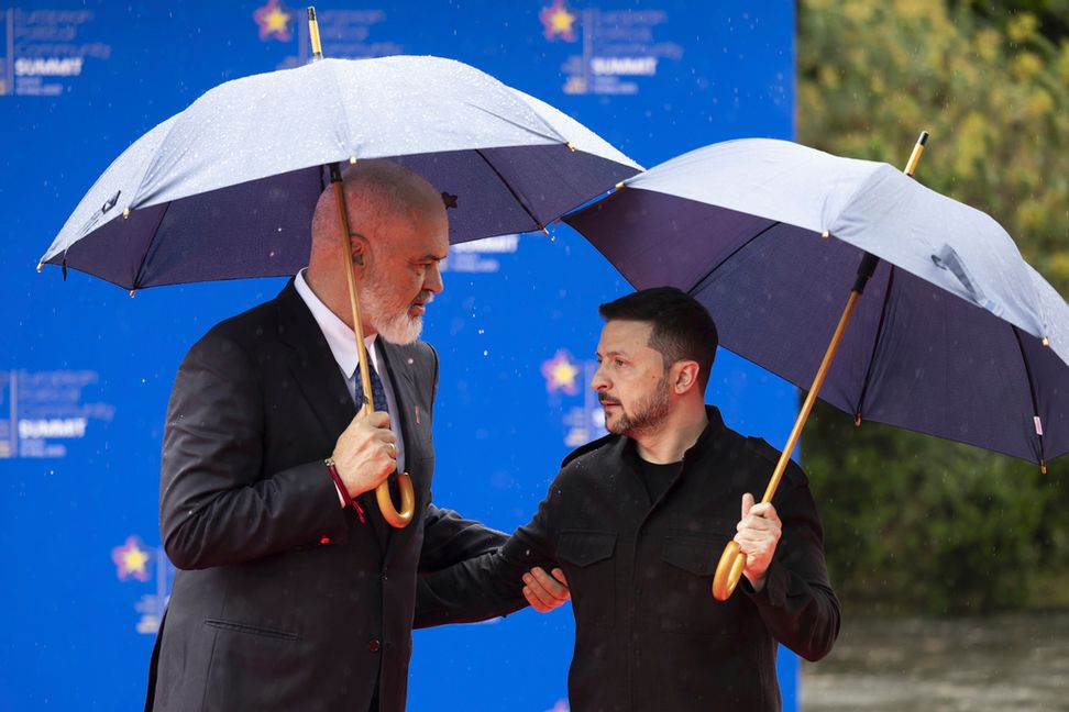 Albaniens premiärminister Edi Rama välkomnar Ukrainas president Volodymyr Zelenskyj till fredagens EPC-toppmöte i Tirana. Foto: Peter Klaunzer/AP/TT