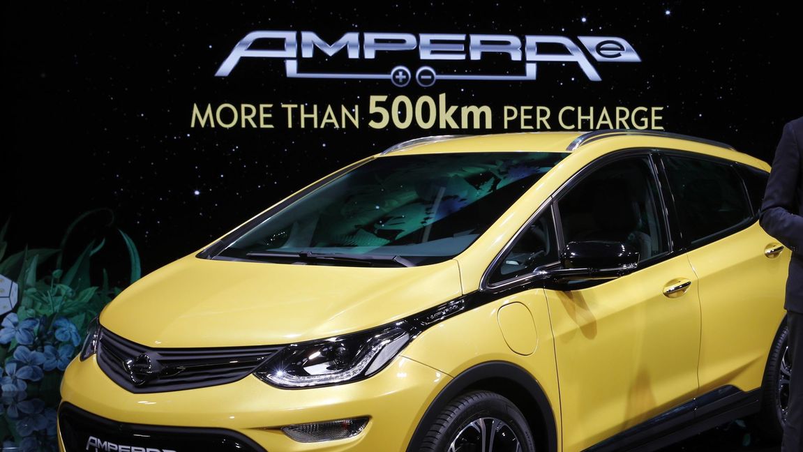 Opel Ampera-e lanserades i Paris 2016 som ”folkelbilen” men blev aldrig någon succé. I Sverige sålde den bara i ett fåtal exemplar. Nu leder den elbilarnas batteribytarliga. Foto: Christophe Ena AP