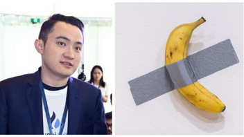 Kryptomiljardären Justin Sun köpte Maurizio Cattelans konstverk ”Comedian” för motsvarande 70 miljoner kronor. Bananen i verket byts ut var sjunde till tionde dag enligt konstnärens instruktioner. Foto: Instagram/AP