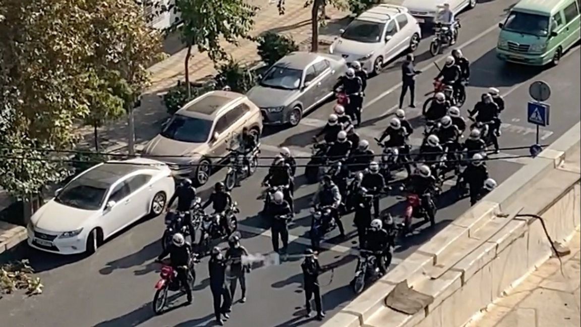 Iransk polis som försöker skingra en demonstration. Foto: AP/TT 