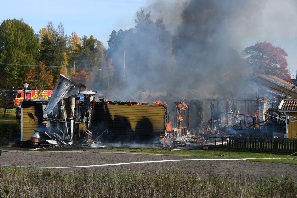 En fullt utvecklad brand rasar i en radhuslänga i Söderhamn och taket har rasat in. Foto: Daniel Sjöholm/TT