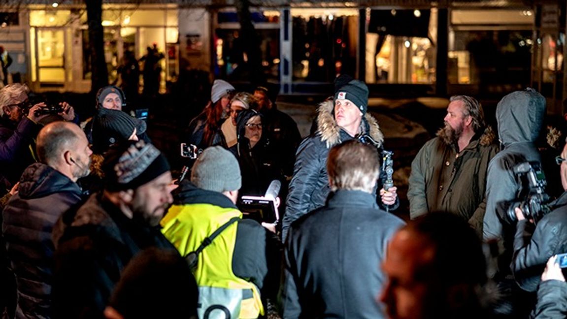 Vid det andra tillfället Joakim Lamotte var på plats i Kronogården i Trollhättan 2019 var ett stort pressuppbåd på plats. Foto: Björn Larsson Rosvall/TT.