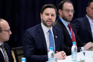 USA:s vicepresident JD Vance, i bildens mitt, under ett möte i samband med fredagens säkerhetskonferens i tyska München. Matthias Schrader/AP/TT