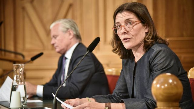 KU:s vice ordförande Hans Ekström (t.v.) och KU:s ordförande Karin Enström (M) presenterar Konstitutionsutskottets granskning av regeringens pandemihantering. Foto: TT.