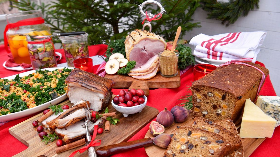  Julmat. En uppdukad julbuffé med saffranspäron, sallad, fläskstek, matjessill, skinka och bröd. Foto: Johan Nilsson / TT 
