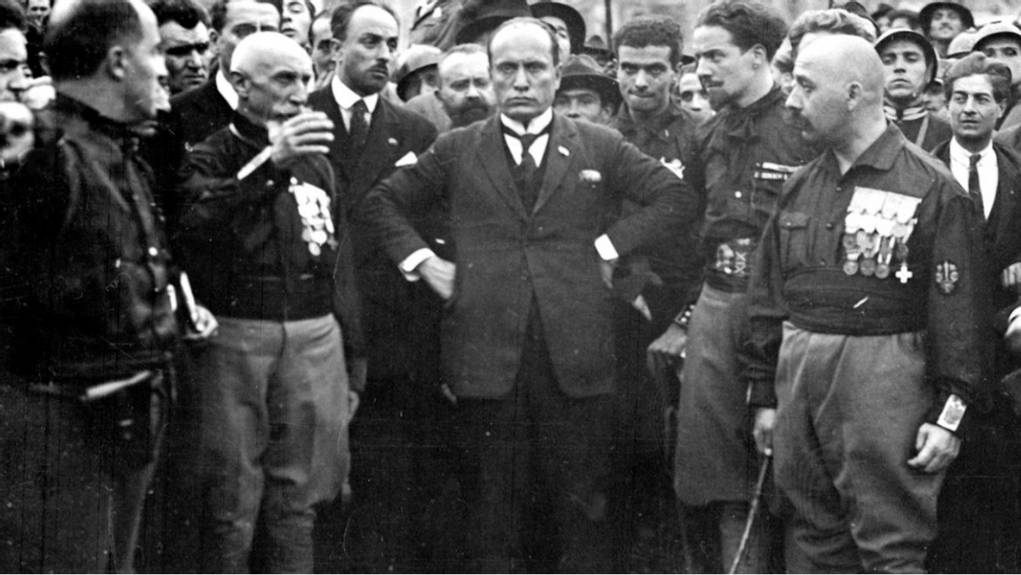 Fascistledaren Benito Mussolini intog gärna stöddiga poser och framställdes ofta av motståndare som ett barn.