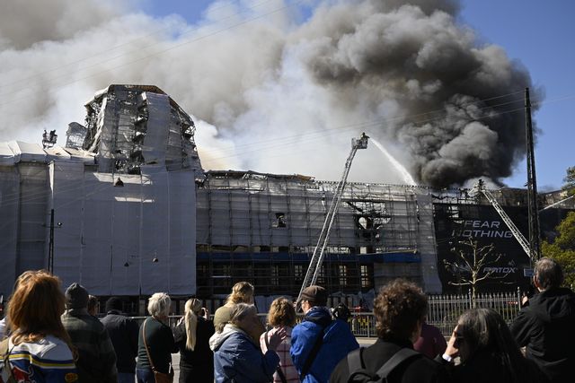 Bild från branden i Børsen i Köpenhamn den 16 april, då halva den 400-åriga byggnaden förstördes. Johan Nilsson/TT