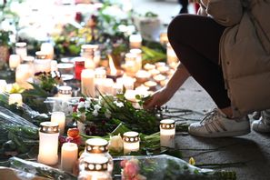 Bild från minnesstund i Skärholmen efter mordet den 10 april. Foto: Fredrik Sandberg/TT