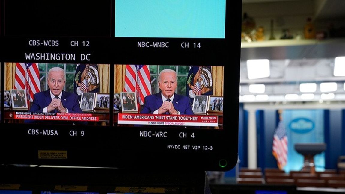 Efter mordförsöket tvingas president Joe Bidens team nu pausa all reklam där han utmålar Donald Trump som ett hot mot nationen. Bild från 14 juli när han talar till nationen efter mordförsöket på Trump. Foto: SUSAN WALSH/AP/TT