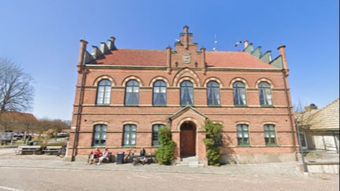 Simrishamns rådhus. Foto: Google Maps/Skärmbild.
