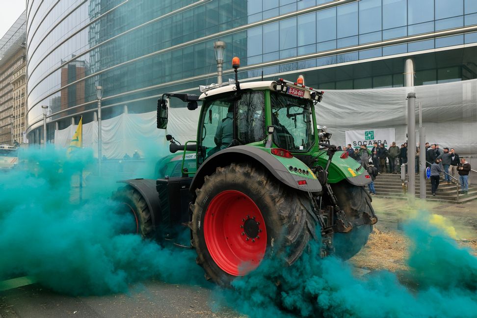 En traktor i Bryssel under en av fjolårets många demonstrationer mot EU:s jordbrukspolitik. Arkivbild. Geert Vanden Wijngaert/AP/TT