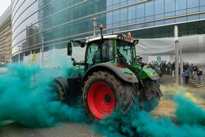 En traktor i Bryssel under en av fjolårets många demonstrationer mot EU:s jordbrukspolitik. Arkivbild. Geert Vanden Wijngaert/AP/TT