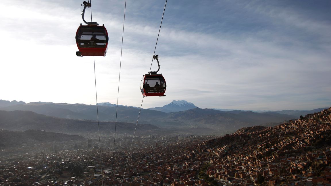 Linbana i La Paz, Bolivia, världens högst belägna huvudstad. La Paz ligger ungefär 3 650 meter över havet och har en befolkning på drygt 760 000. I Bolivia bor mer än halva befolkningen på mer än 2 500 meters höjd. Foto: Juan Karita/AP Photo/TT.