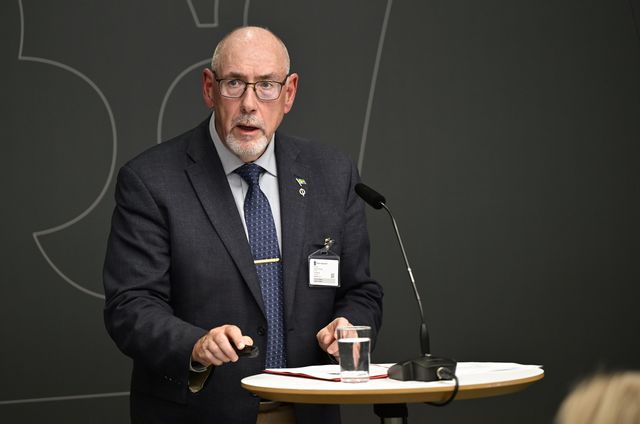 Särskilda utredaren generalmajor Roland Ekenberg överlämnar slutbetänkandet ”Redo! En utredning om personalförsörjningen av det militära försvaret” vid en pressträff med försvarsminister Pål Jonsson (M). Foto: Magnus Lejhall/TT