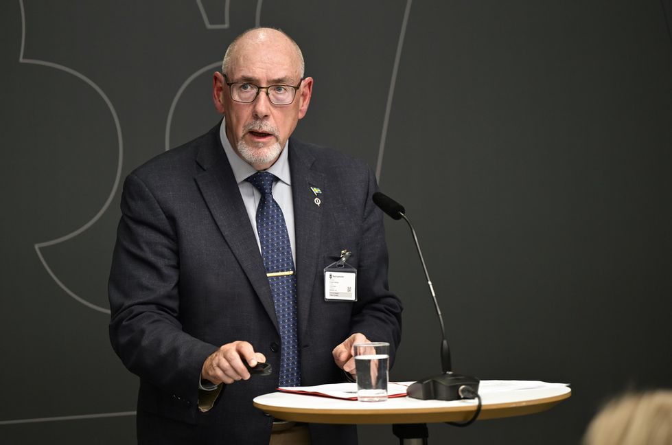 Särskilda utredaren generalmajor Roland Ekenberg överlämnar slutbetänkandet ”Redo! En utredning om personalförsörjningen av det militära försvaret” vid en pressträff med försvarsminister Pål Jonsson (M). Foto: Magnus Lejhall/TT