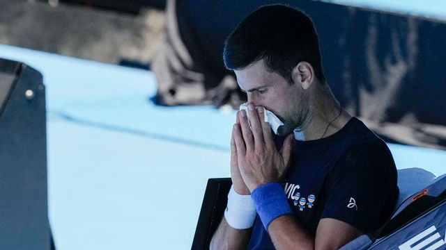 Novak Djokovic vilar under ett träningspass i Australien. Foto: Mark Baker/AP/TT