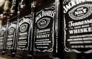 I en del provinser i Kanada har butiksägare tagit bort amerikansk sprit, bland annat Jack Daniels från hyllorna i protest mot USA:s tullar. Arkivbild. Toby Talbot/AP/TT