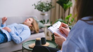 Unga med könsdysfori behöver en bred psykologisk bedömning innan livsavgörande beslut fattas, menar skribenten. Bilden är en genrebild. Foto: Pexels.