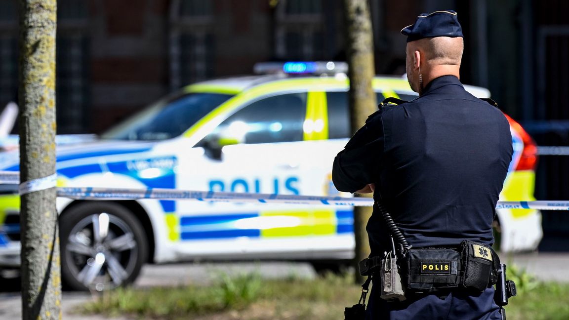 Under torsdagskvällen larmades polisen om höga smällar i ett bostadsområde. På platsen kunde polisen göra fynd som talade för att en skottlossning ägt rum. Foto: Johan Nilsson/TT
