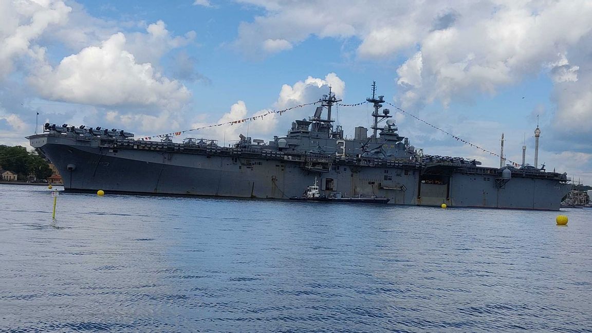 Det amerikanska landstigningsfartyget USS Kearsarge på besök i Stockholm inför Natoövningen Baltops i Östersjön. Foto: Tomas Hedlund