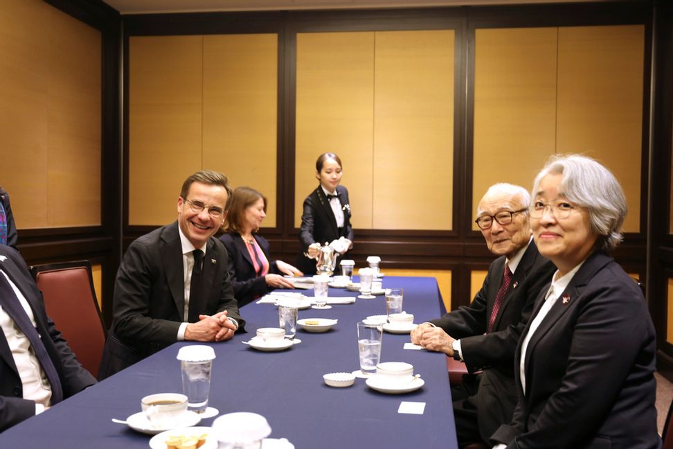 Statsminister Ulf Kristersson möter Terumi Tanaka, japansk aktivist och ordförande för organisationen Nihon Hidankyo, under sitt besökt i Japan. Foto: Cornelia Mikaelsson/TT