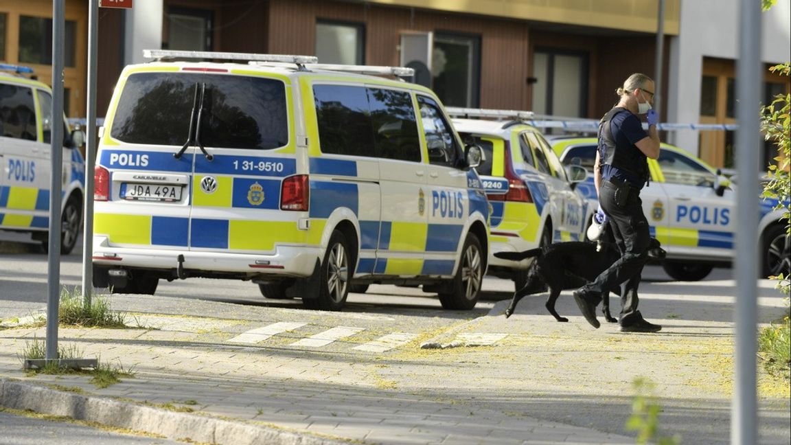 Polis på plats under måndagen efter mordet i Bredäng i södra Stockholm. Foto: OSCAR OLSSON/TT