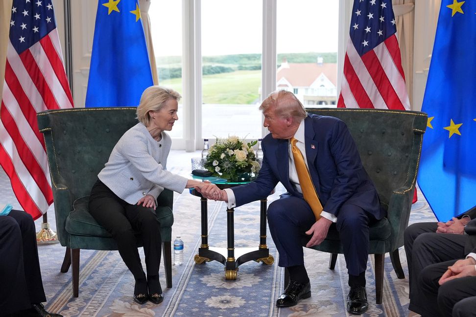 EU-kommissionens ordförande Ursula von der Leyen och USA:s president Donald Trump skakar hand i samband med söndagens möte. Foto: Jacquelyn Martin/AP/TT
