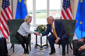 EU-kommissionens ordförande Ursula von der Leyen och USA:s president Donald Trump skakar hand i samband med söndagens möte. Foto: Jacquelyn Martin/AP/TT