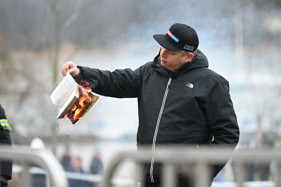 Högernationalistiske Rasmus Paludan vid en koranbränning i närheten av Turkiets ambassad i januari 2023. Arkivbild. Foto: Fredrik Sandberg/TT