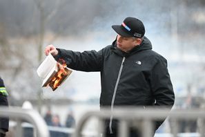 Högernationalistiske Rasmus Paludan vid en koranbränning i närheten av Turkiets ambassad i januari 2023. Arkivbild. Foto: Fredrik Sandberg/TT