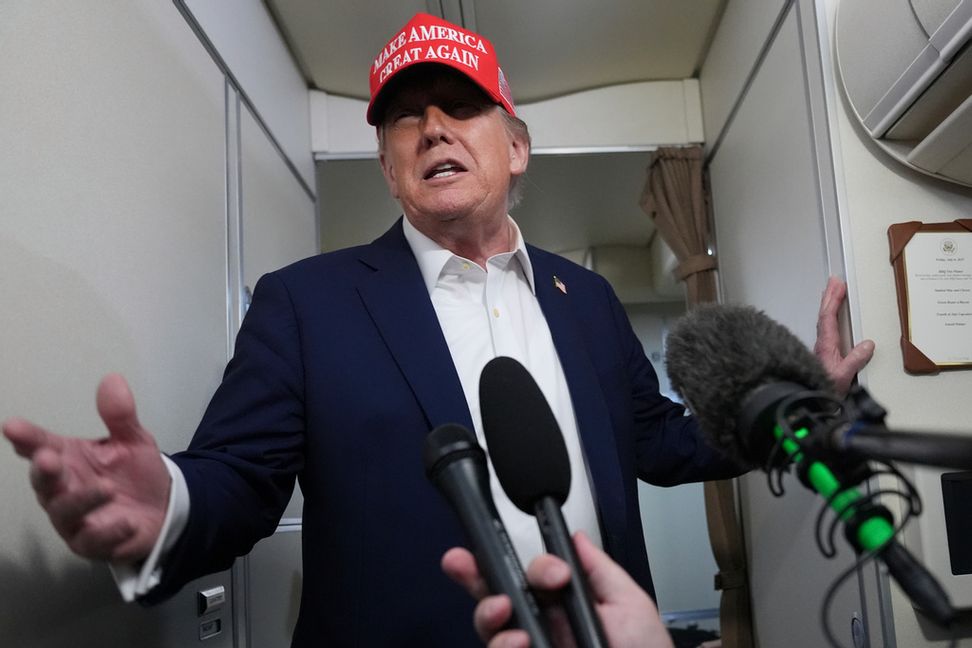 USA:s president Donald Trump pratar med reportrar ombord på presidentflyget Air Force One. Foto: Jacquelyn Martin/AP/TT